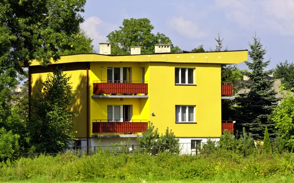 Nova casa amarela — Fotografia de Stock