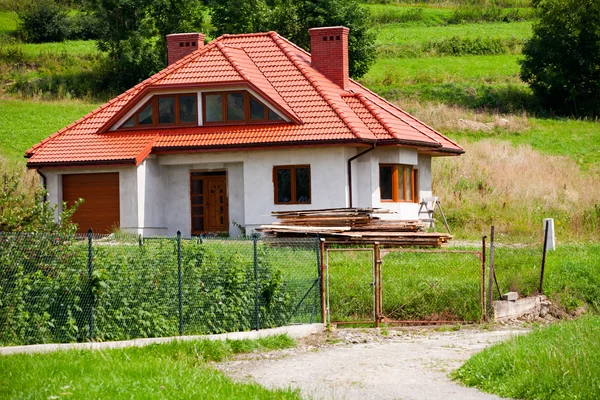 Nova casa no campo verde — Fotografia de Stock