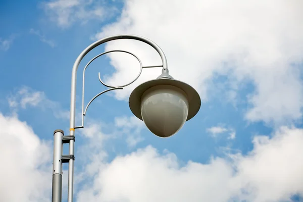 Уличная лампа на голубом небе — стоковое фото