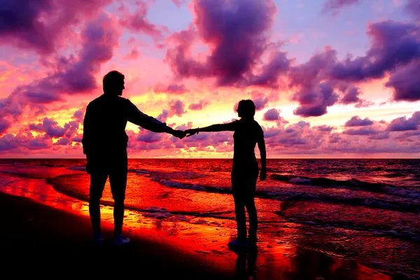 Couple aimant silhouette au coucher du soleil — Photo