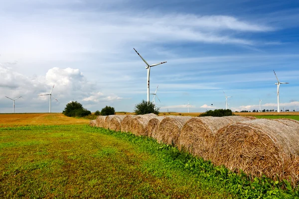 稻草包和风力涡轮机 — 图库照片
