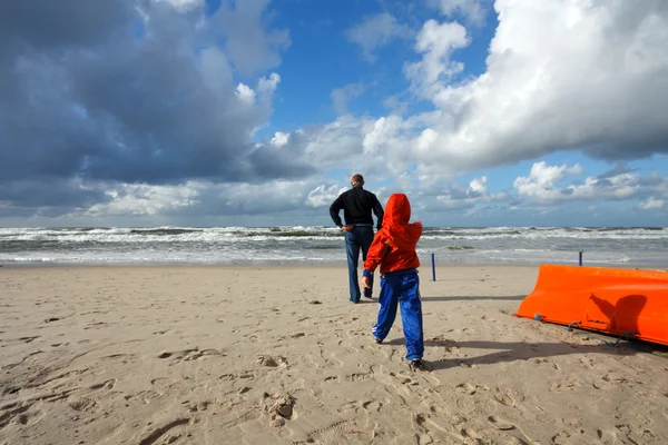 Father and son on beach — Stock Photo, Image