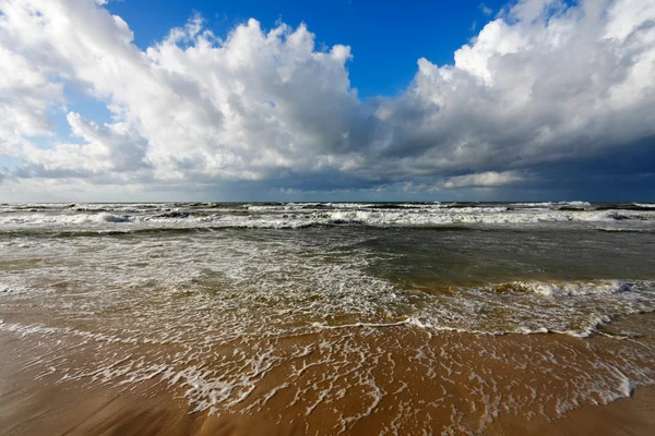 Krásné moře a mraky nebe — Stock fotografie