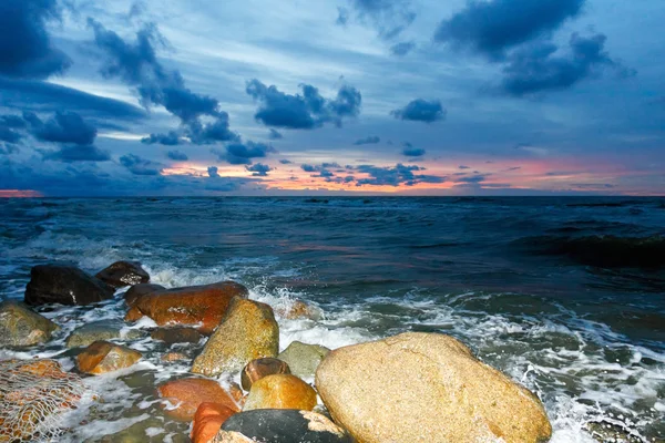 Deniz taş ve gün batımı — Stok fotoğraf
