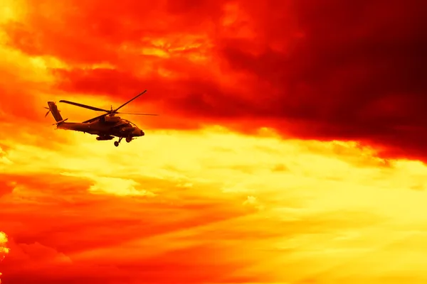 सनसेटवर सैन्य हेलिकॉप्टर — स्टॉक फोटो, इमेज