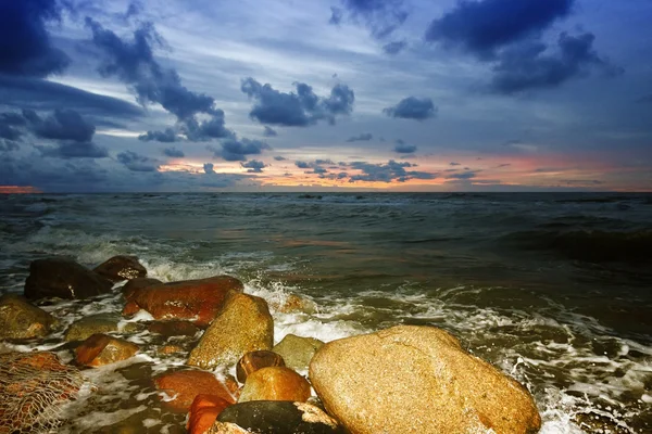 Море камінь на заході сонця — стокове фото