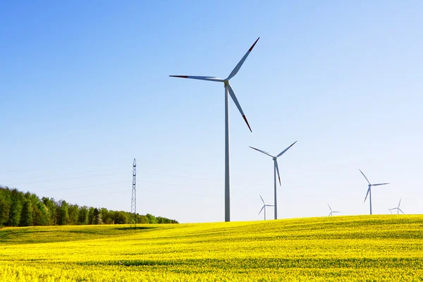 Ветряная мельница, альтернативный источник энергии — стоковое фото