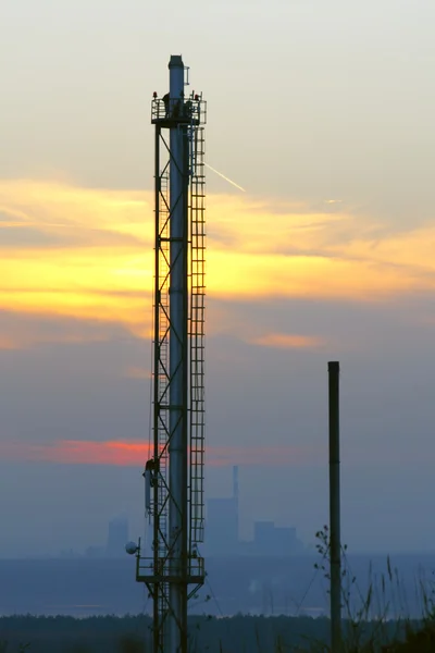 日落时的工业景观 — 图库照片
