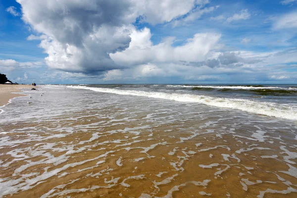 Ondas do mar e nuvens dramáticas — Fotografia de Stock