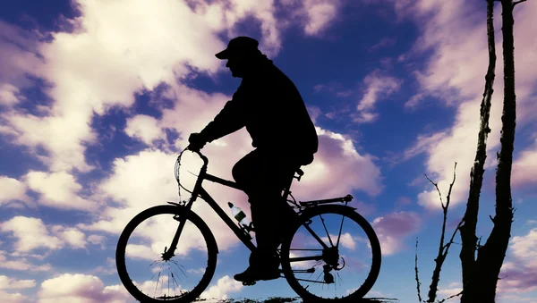 日落时骑自行车的人 — 图库照片