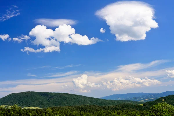 Paisagem montanhosa nublada — Fotografia de Stock