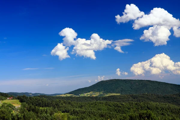 Bewolkt landschap — Stockfoto