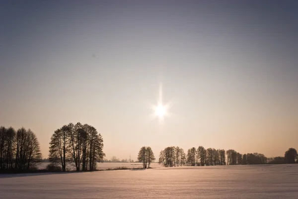 ดวงอาท เหล องอย องหล งเมฆในตอนเย หนาวเย — ภาพถ่ายสต็อก