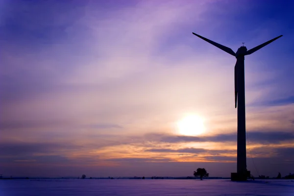 緑の野原に風力タービン 代替エネルギー源 — ストック写真
