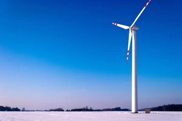 在绿色的原野上的风力涡轮机 替代能源的来源 — 图库照片