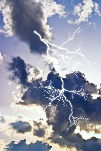 Ocurre Sol Detrás Las Nubes Azules Una Cálida Noche — Foto de Stock