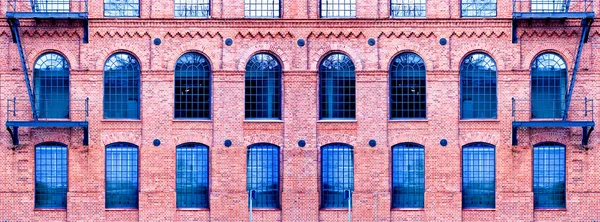 Terk Edilmiş Eski Bir Fabrika Binasının Geniş Açılı Görüntüsü — Stok fotoğraf