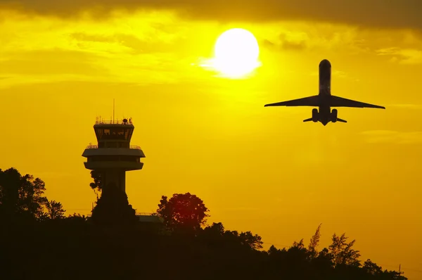 Zachód słońca i samolot — Zdjęcie stockowe