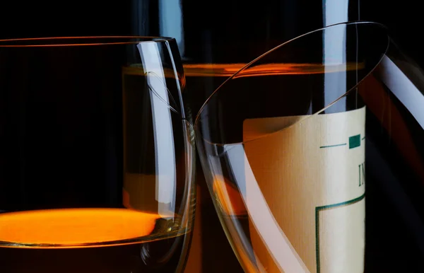 Бокалы и вино — стоковое фото