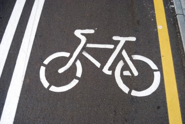 asfalt üzerinde bisiklet bir kontur çizim