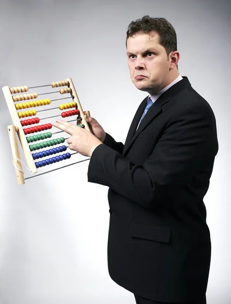Бизнесмен, использующий многоцветные счетчики — стоковое фото