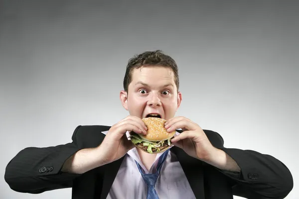 Genç adam onun burger yemeye hazır — Stok fotoğraf
