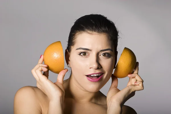 Frau mit Grapefruitscheiben — Stockfoto