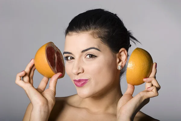 Vrouw met grapefruit segmenten — Stockfoto