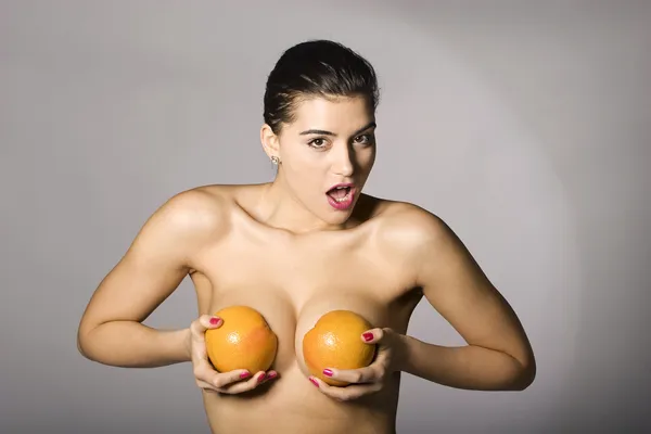 Kvinde med grapefrugt skiver - Stock-foto