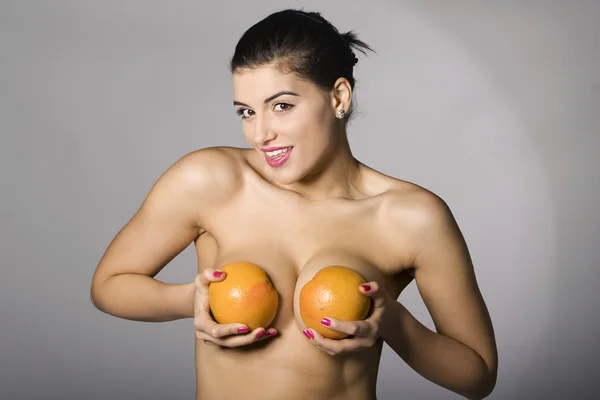 Woman with grapefruit slices — Zdjęcie stockowe