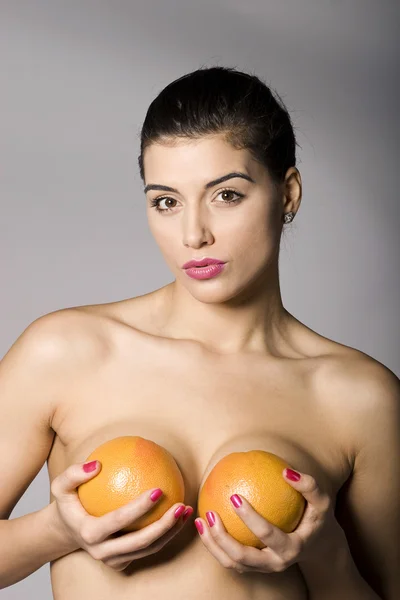 Frau mit Grapefruitscheiben — Stockfoto
