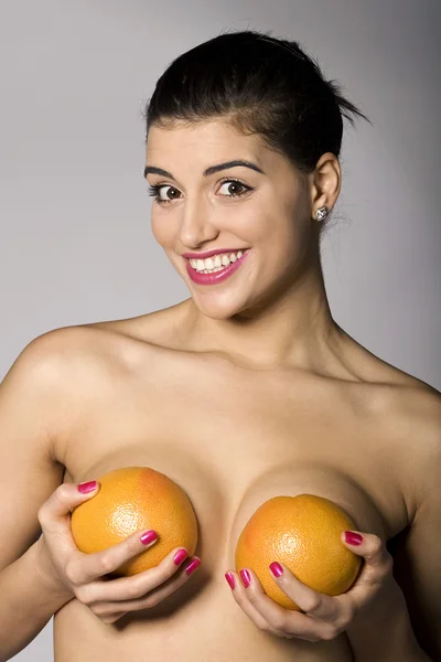 Žena s grapefruity plátky — Stock fotografie