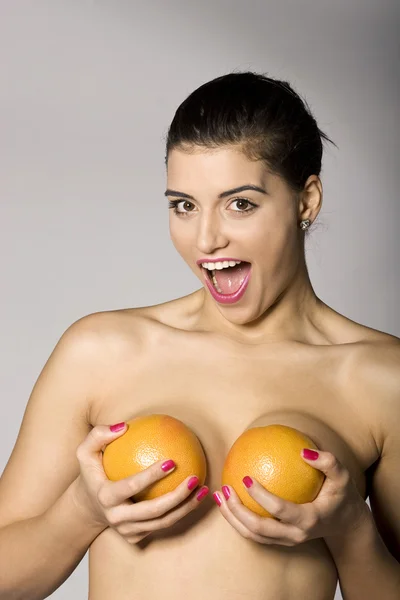 Kvinna med grapefrukt skivor — Stockfoto