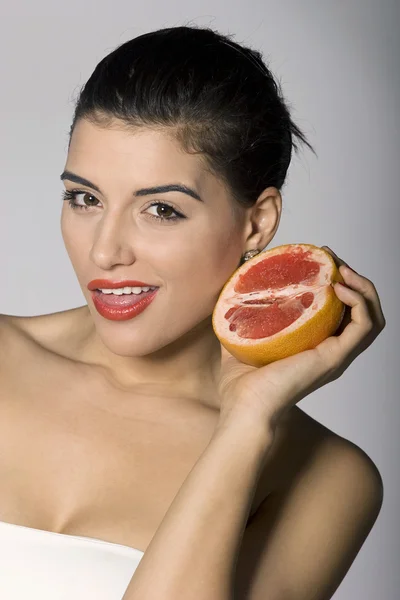 Geschockte Frau mit Grapefruitscheibe — Stockfoto