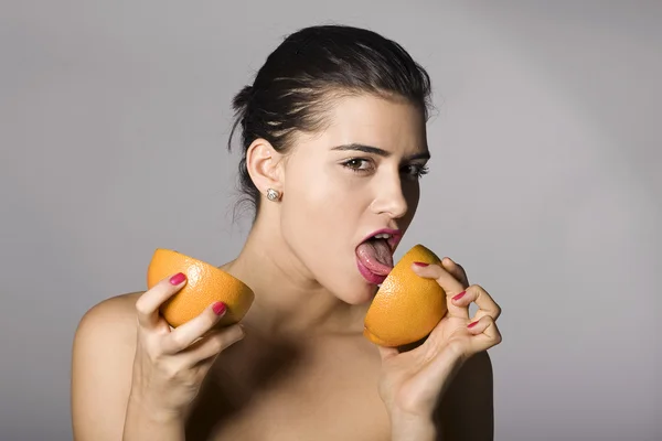 Sexy žena s grapefruity plátky — Stock fotografie