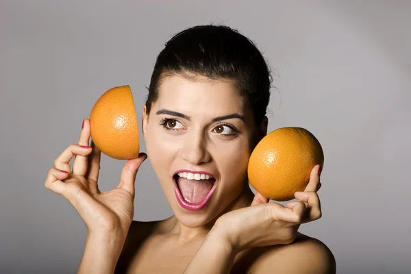 Žena s grapefruity plátky Royalty Free Stock Obrázky