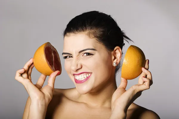 Vrouw met grapefruit segmenten Stockfoto