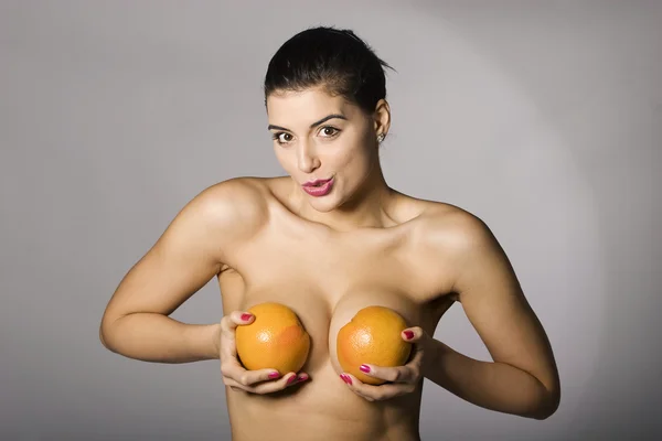 Kvinna med grapefrukt skivor Stockbild