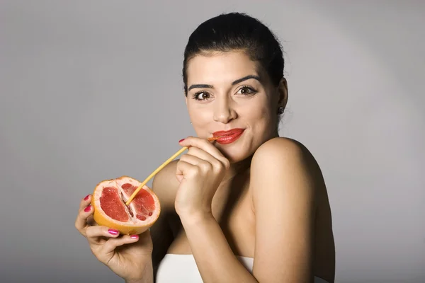 Šokovaná žena s plátkem grapefruitu Stock Obrázky