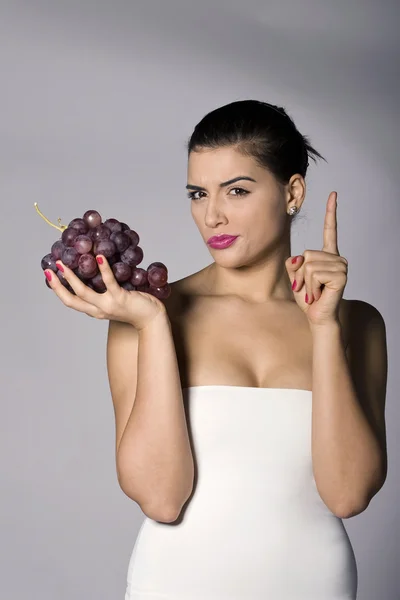 Mujer sosteniendo uvas rojas —  Fotos de Stock