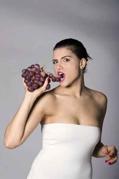 Женщина с красным виноградом — стоковое фото