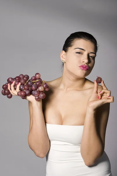 Kobieta gospodarstwie czerwone winogrona — Zdjęcie stockowe