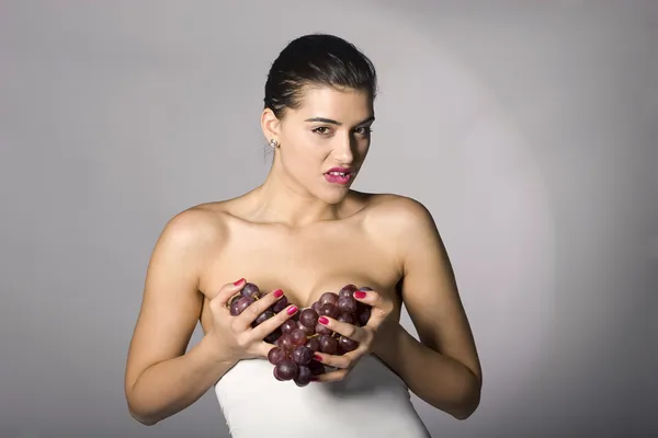 Femme tenant des raisins rouges — Photo