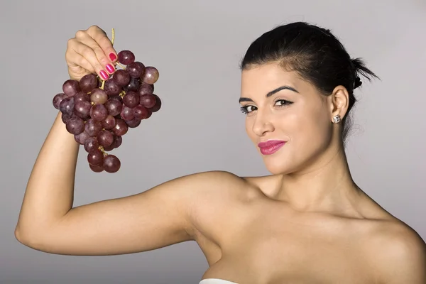 Woman holding red grapes — Stock Photo, Image