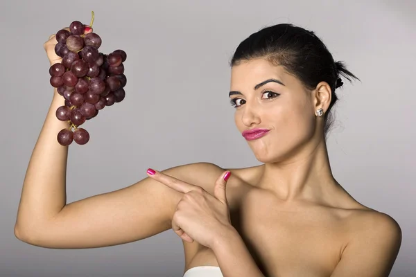 Kadın holding kırmızı üzüm — Stok fotoğraf