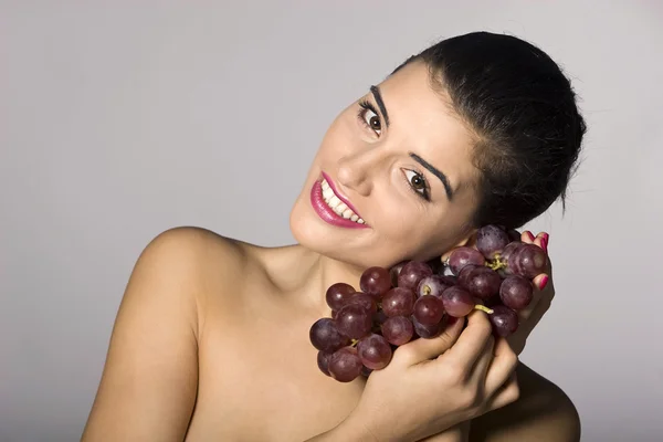 Femme tenant des raisins rouges — Photo