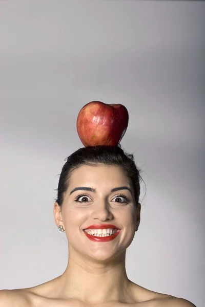 Nő tartja az alma a fején — Stock Fotó