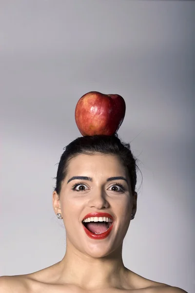 Nő tartja az alma a fején — Stock Fotó