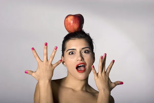 Kobieta trzyma jabłko na głowie — Zdjęcie stockowe