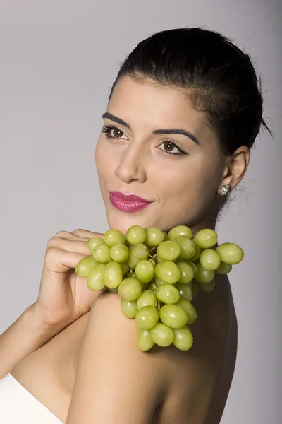 Mujer con uvas verdes frescas — Foto de Stock